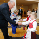 Else Glomm-White (7) and Magnus Aarhaug Dafter (6) had flowers for King Harald and Queen Sonja. Photo: Lise Åserud / NTB scanpix